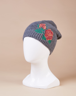 Женская шапка вязаная с вышивкой Роза